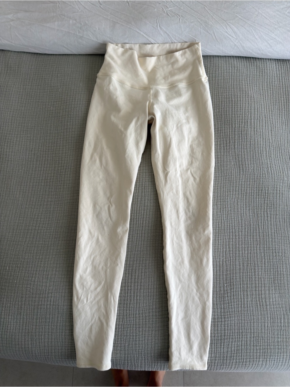 Alo creme/light yellow airbrush leggings